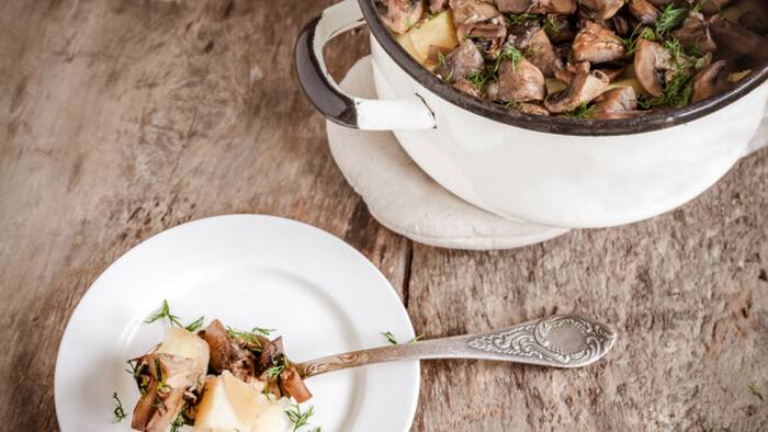Как сделать жаркое из свинины с картофелем и грибами