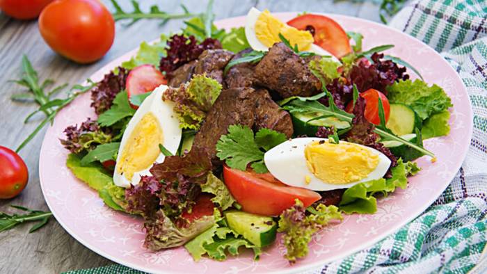 Рецепт теплого салата из куриной печени, яиц и овощей