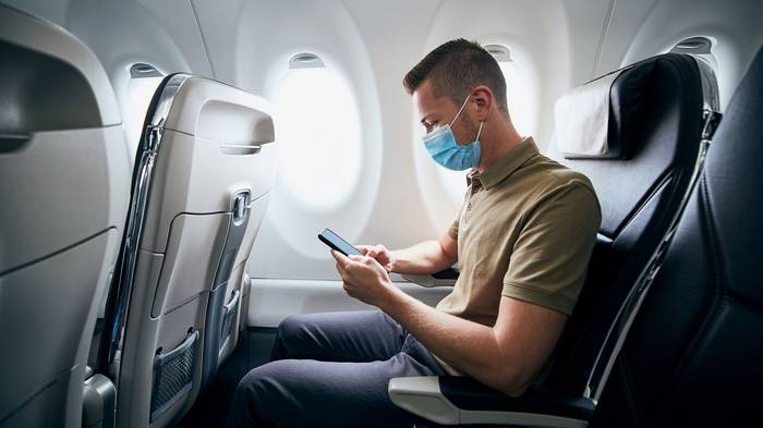 Риск заразиться коронавирусом в самолете почти отсутствует – исследования