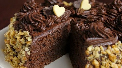 Рецепт шоколадного торта с орехами и сухофруктами