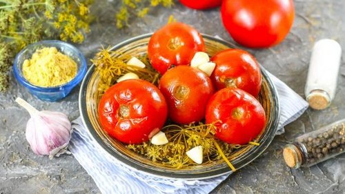 Как засолить помидоры в ведре