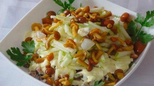 Рецепт салата с маринованными опятами