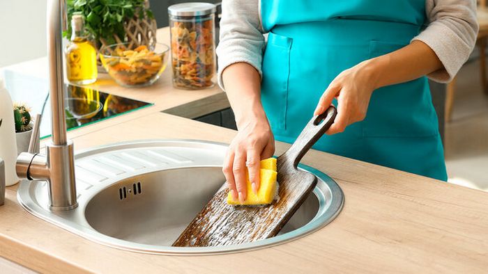 Как легко почистить кухонную доску?