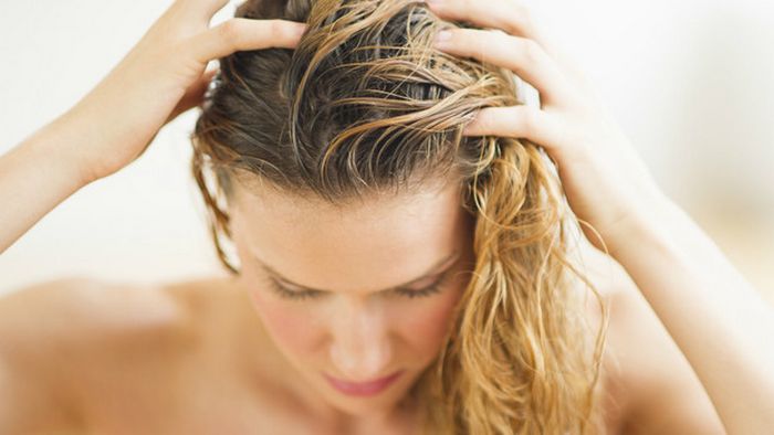 Почему нужно перестать спать с мокрыми волосами