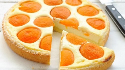 Аппетитный творожный пирог с персиками — отличная идея для летнего десерта