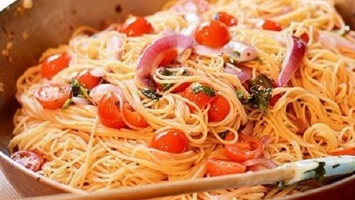 Настоящий хит итальянской кухни: простой рецепт ароматной пасты с томатами и базиликом