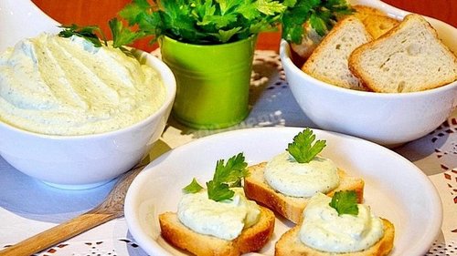 Домашний творожной сыр с пикантной ноткой чеснока и зелени