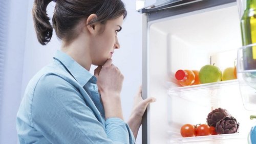 Как устранить неприятный запах из холодильника