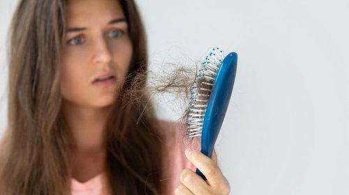 Чому випадає волосся: всі можливі причини
