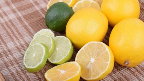Разрежь 3 лимона и помести их на тумбочку у кровати