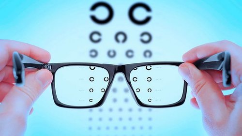 Особенности проверки зрения перед покупкой линз или очков