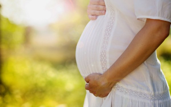 Беременная женщина сдает анализы на ИППП