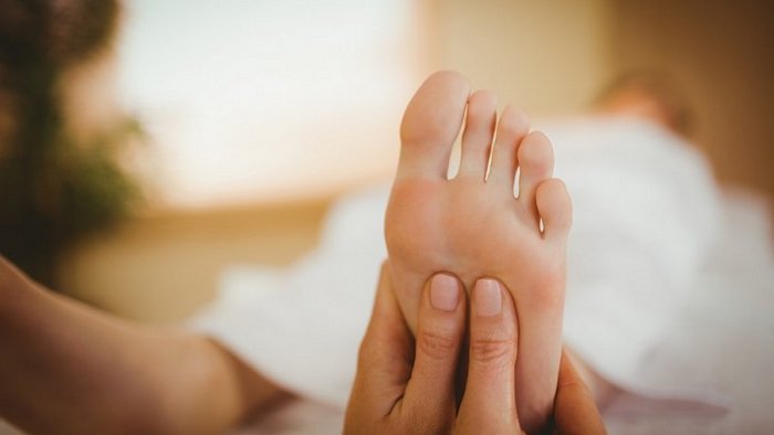 Зачем делать массаж больших пальцев ног