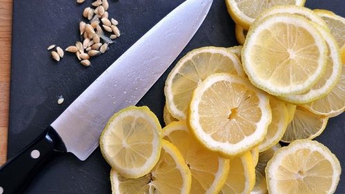 Чем полезны лимонные косточки