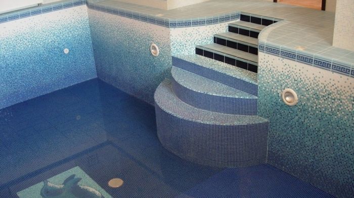 Почему в бассейнах популярна мозаичная отделка?