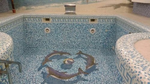 Почему в бассейнах популярна мозаичная отделка?
