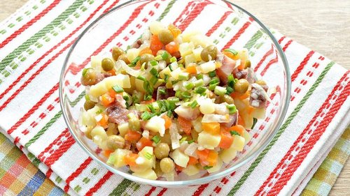 Как приготовить картофельный салат с селедкой и горошком