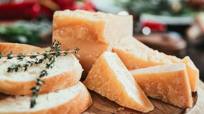 Почему Евгений Клопотенко называет пармезан дешевым сыром