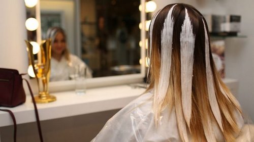 О чём не догадываются женщины, когда идут на мелирование в парикмахерскую