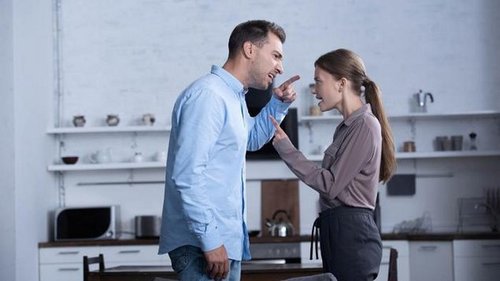 Подруга боится что-то не то сболтнуть при муже, потому прошу ее задуматься о разводе