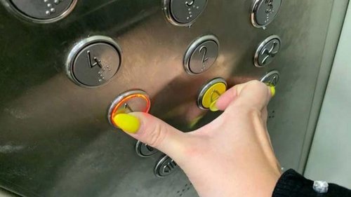 Почему при поездке в лифте нужно зажимать две кнопки и не отпускать до конца поездки
