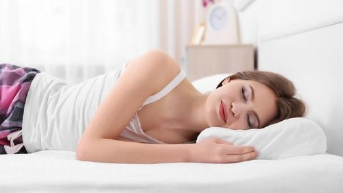 Опыт поколений запрещает спать на двух подушках