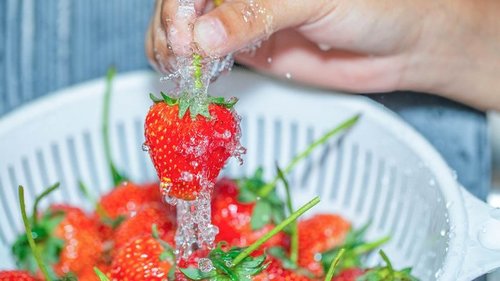 Отчаянные домохозяйки купают клубнику в содовом растворе, чтобы свести риски к минимуму
