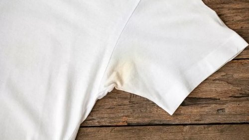 Как удалить следы от дезодоранта с белой одежды