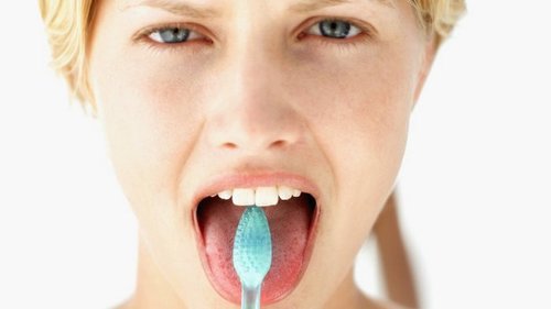 Есть ли смысл счищать налет с языка во время чистки зубов?