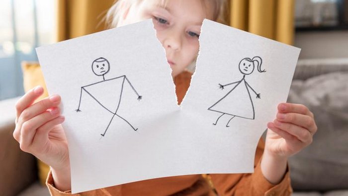 9 стратегий, которые помогут детям пережить развод родителей