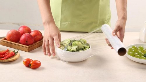 6 полезных применений пищевой пленки у вас на кухне