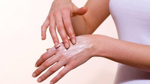 Что делать, если кожа на руках начинает шелушиться, и какие причины этой проблемы