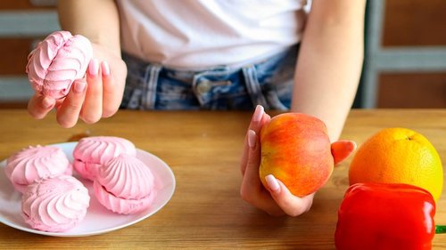 Как научить ребенка есть меньше сладкого: 6 простых советов