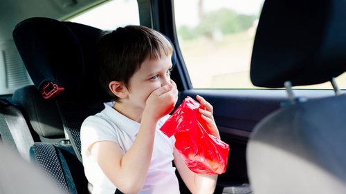 Полезные советы: что делать, если ребенка укачивает в машине