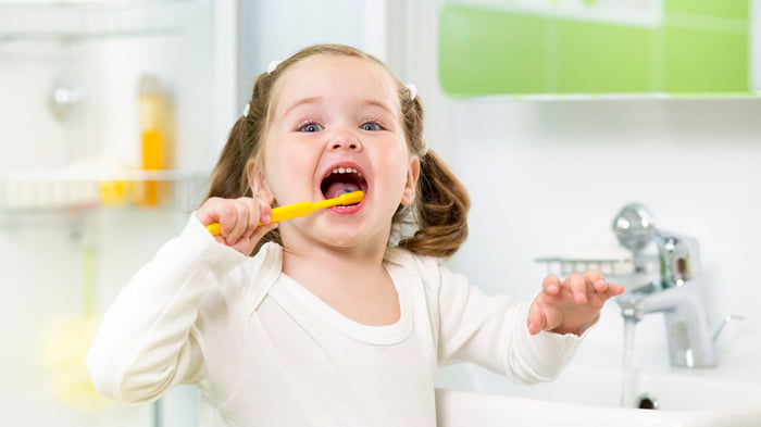 Полезные привычки: как приучить ребенка регулярно чистить зубы