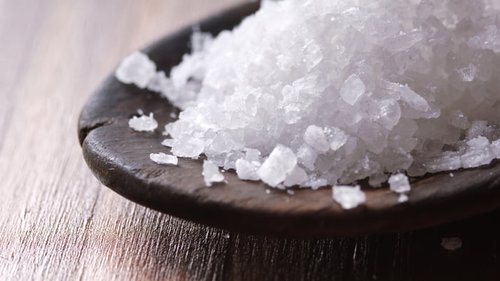10 способов использования соли и сахара на огороде