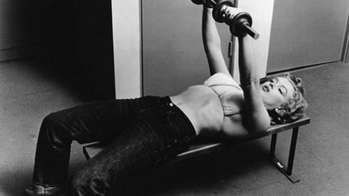 Как ухаживала за собой Мэрилин Монро: диета и упражнения главной блондинки Голливуда
