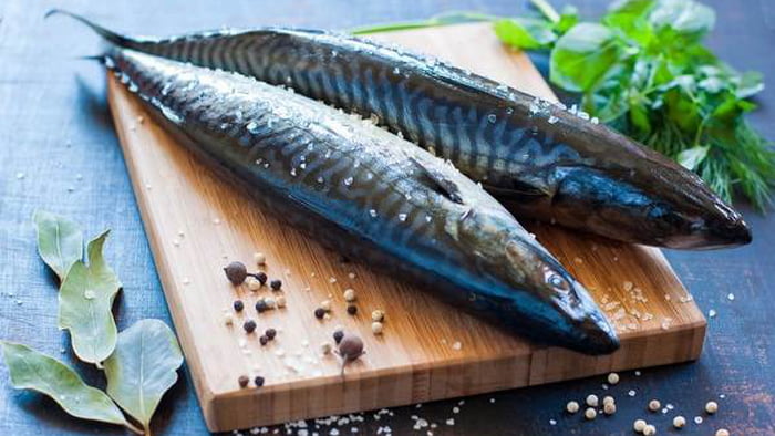 Скумбрия по вкусу как красная рыба: секрет в особом маринаде