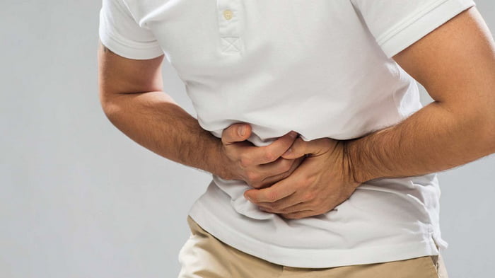 Боль в желудке: 12 основных причин появления спазмов