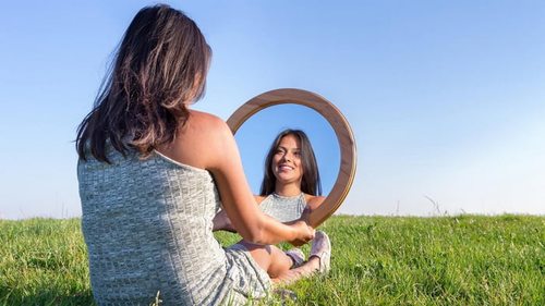 10 слов, которые полезно говорить перед зеркалом