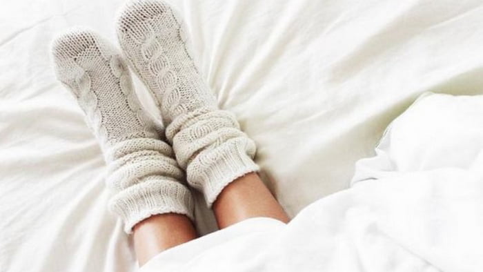 5 важных причин всегда надевать носки, отправляясь ко сну