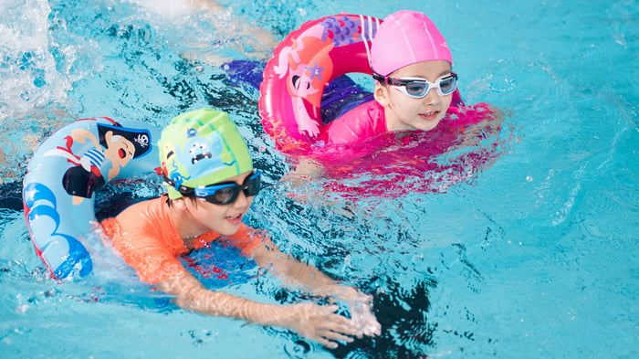 Как спланировать первый поход ребенка в бассейн в 2022 году