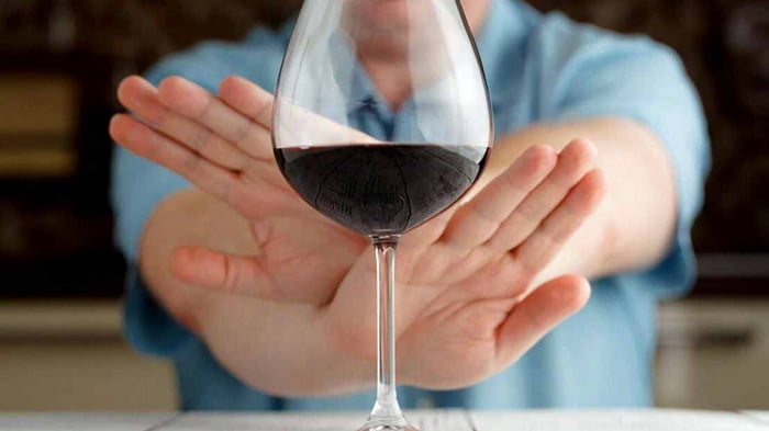 Объяснение ученых: почему от красного вина болит голова