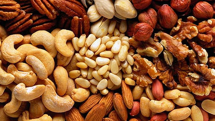 Почему пожилым людям рекомендуется ежедневно употреблять орехи?
