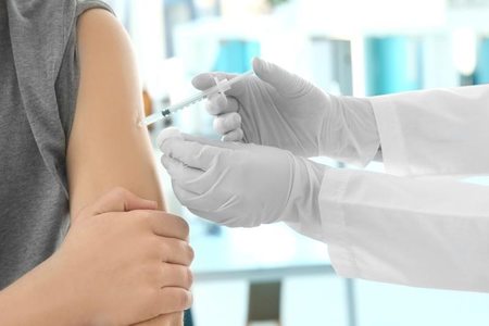 Введение каких вакцин приводит к развитию наиболее выраженных побочных эффектов?
