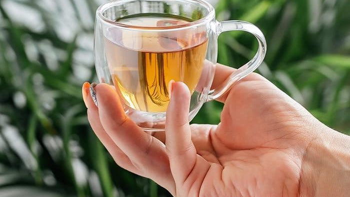 Травяной чай из 3 ингредиентов успокаивает боль в горле