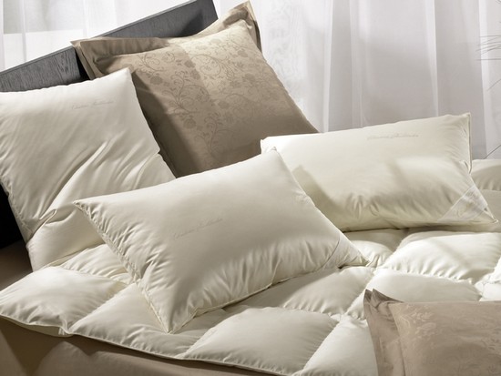 Как ухаживать за пуховыми подушками и одеялами