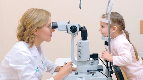 Как найти хорошего офтальмолога для ребенка и как часто стоит проводит