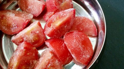 Стоит ли замораживать свежие помидоры на зиму и как это можно сде...