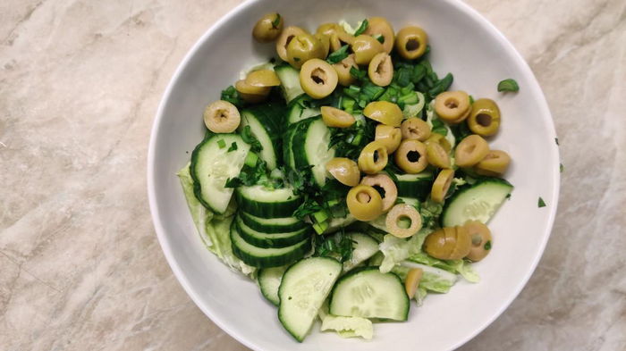 Зеленый салат из огурцов и оливок